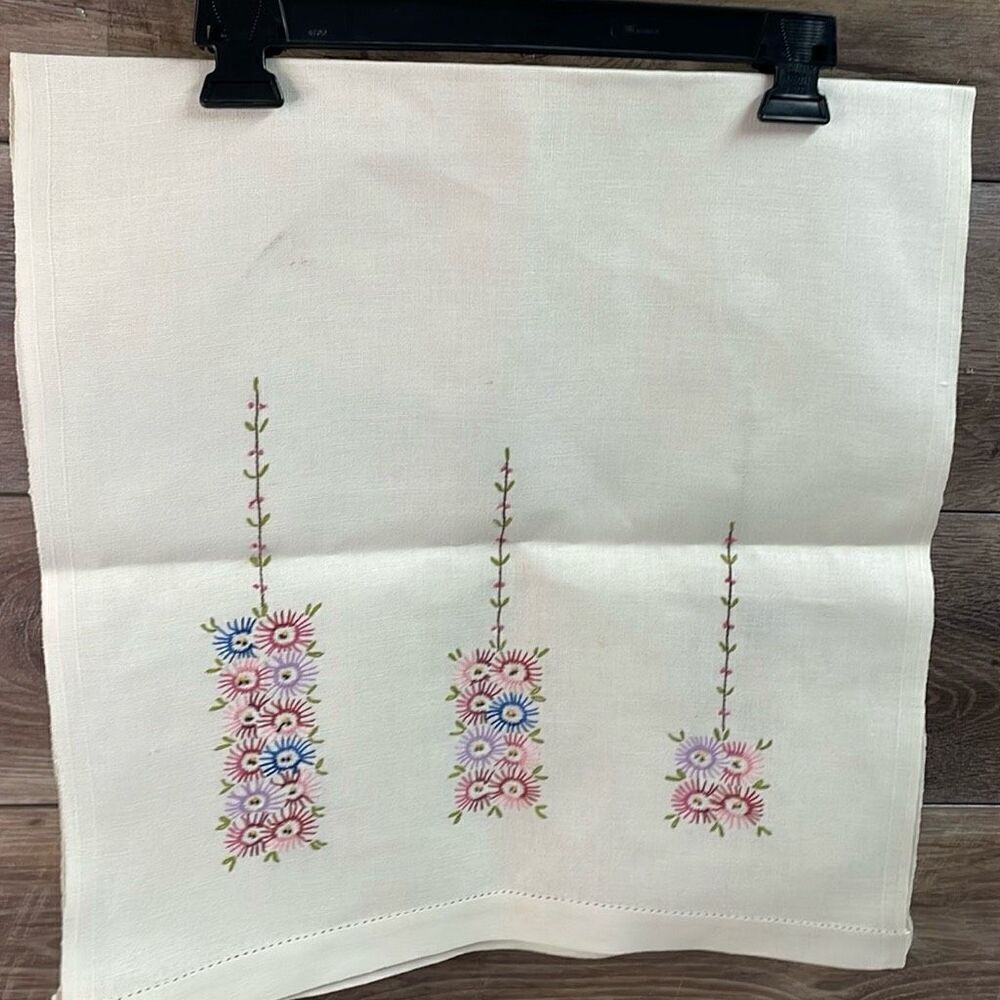 VINTAGE Hand Embroidered Linen Floral Table Runner 18 1/4” W X 39” L